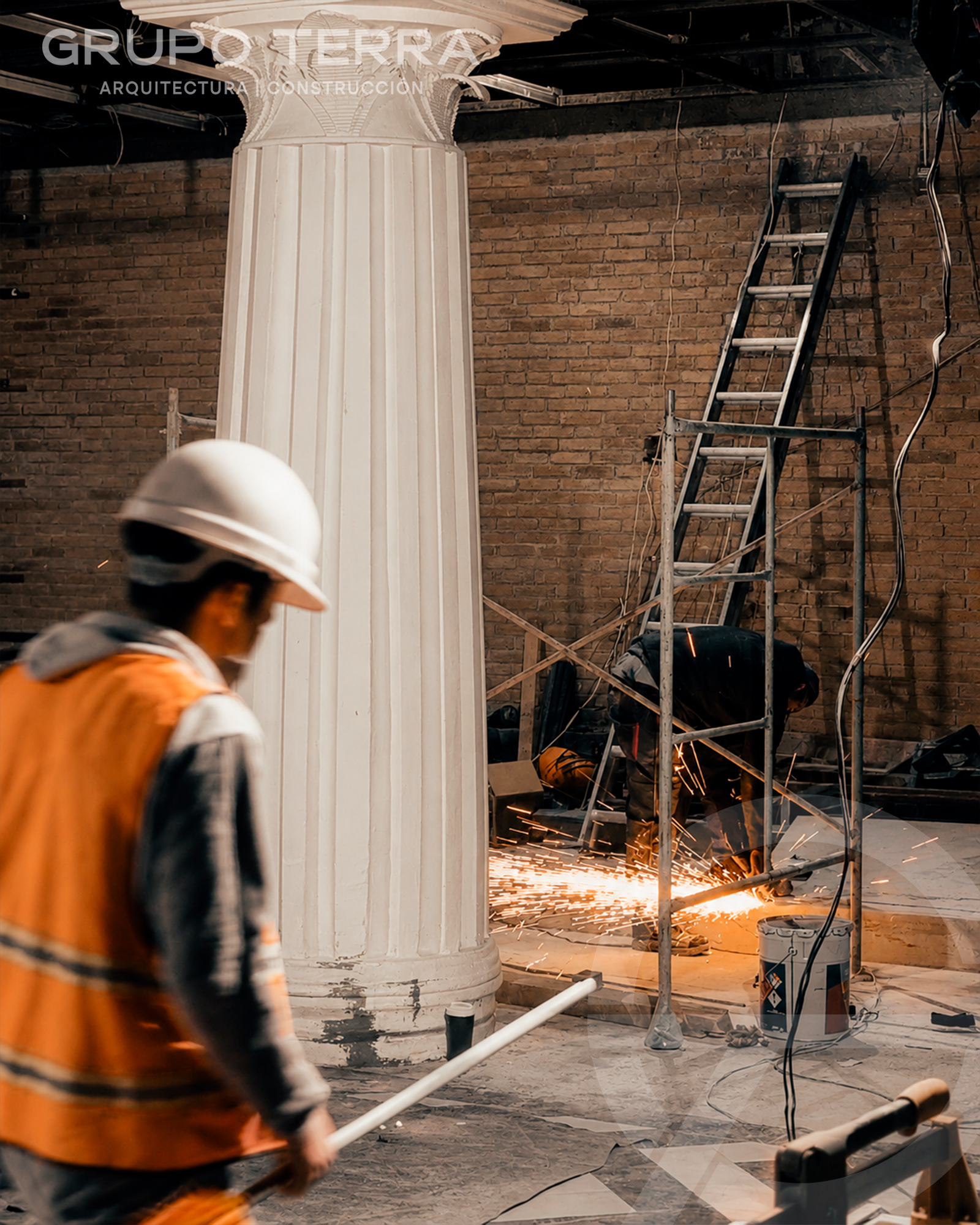 Trabajos de herrería en obra con columna clásica