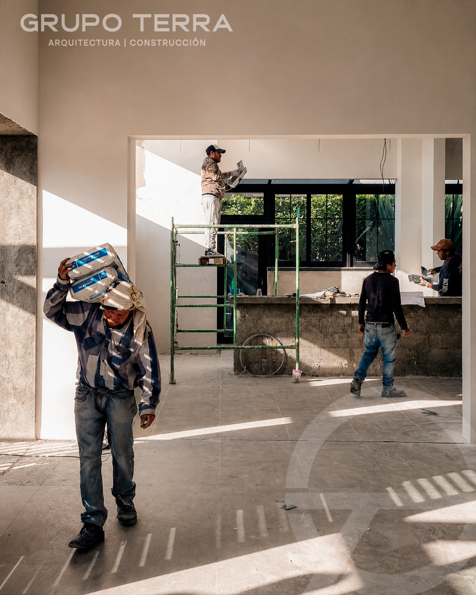 Equipo aplicando acabados en interiores